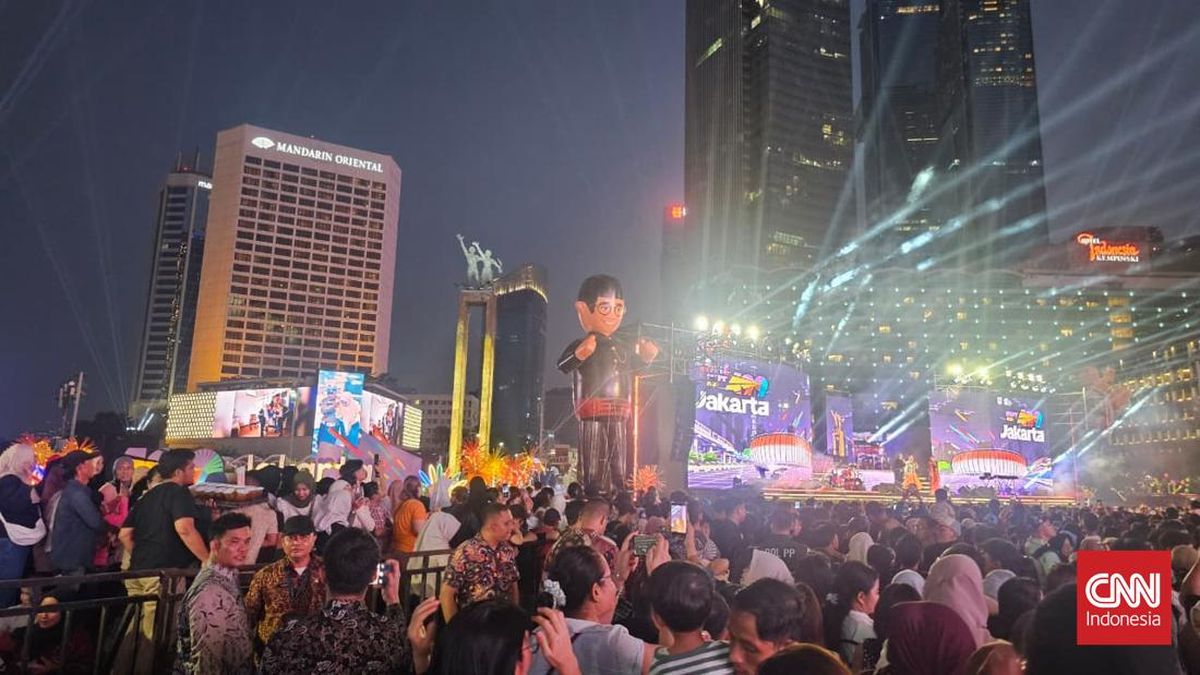 Makin Malam, Makin Padat Warga di Bundaran HI Ramaikan Puncak HUT DKI