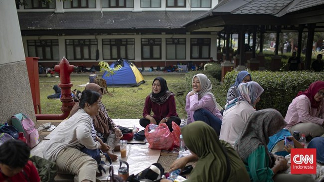 Di balik riuhnya pertandingan di arena Kejuaraan Pencak Silat CNN Indonesia 2026, ada pemandangan yang tak kalah menarik perhatian. Sejak pagi hingga petang, deretan orang tua tampak setia memenuhi tribun dan sudut-sudut lokasi pertandingan. Mereka d