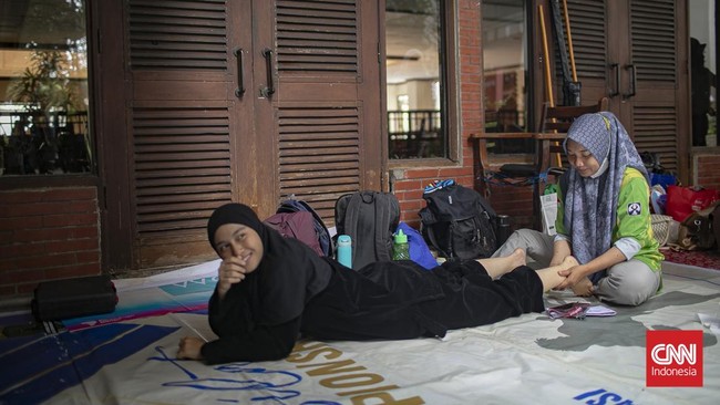 Di balik riuhnya pertandingan di arena Kejuaraan Pencak Silat CNN Indonesia 2026, ada pemandangan yang tak kalah menarik perhatian. Sejak pagi hingga petang, deretan orang tua tampak setia memenuhi tribun dan sudut-sudut lokasi pertandingan. Mereka d