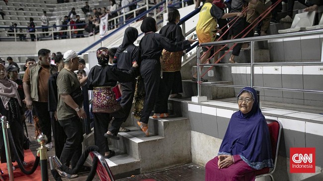 Di balik riuhnya pertandingan di arena Kejuaraan Pencak Silat CNN Indonesia 2026, ada pemandangan yang tak kalah menarik perhatian. Sejak pagi hingga petang, deretan orang tua tampak setia memenuhi tribun dan sudut-sudut lokasi pertandingan. Mereka d