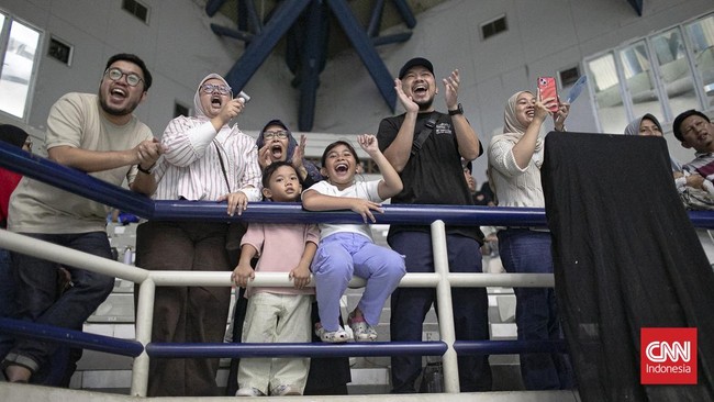 Di balik riuhnya pertandingan di arena Kejuaraan Pencak Silat CNN Indonesia 2026, ada pemandangan yang tak kalah menarik perhatian. Sejak pagi hingga petang, deretan orang tua tampak setia memenuhi tribun dan sudut-sudut lokasi pertandingan. Mereka d