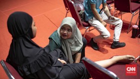 Di balik riuhnya pertandingan di arena Kejuaraan Pencak Silat CNN Indonesia 2026, ada pemandangan yang tak kalah menarik perhatian. Sejak pagi hingga petang, deretan orang tua tampak setia memenuhi tribun dan sudut-sudut lokasi pertandingan. Mereka d