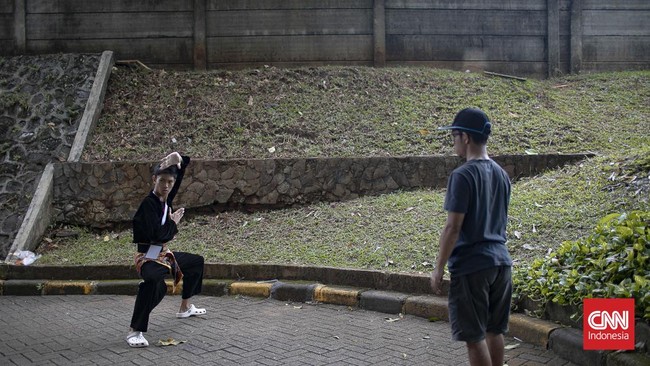 Di balik riuhnya pertandingan di arena Kejuaraan Pencak Silat CNN Indonesia 2026, ada pemandangan yang tak kalah menarik perhatian. Sejak pagi hingga petang, deretan orang tua tampak setia memenuhi tribun dan sudut-sudut lokasi pertandingan. Mereka d