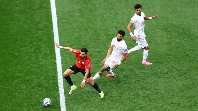Soccer Football - FIFA World Cup 2026 - Group G - Egypt v Iran - Seattle Stadium, Seattle, Washington, U.S. - June 26, 2026 Egypt's Trezeguet in action with Iran's Mohammad Ghorbani and Iran's Ramin Rezaeian REUTERS/Lisi Niesner