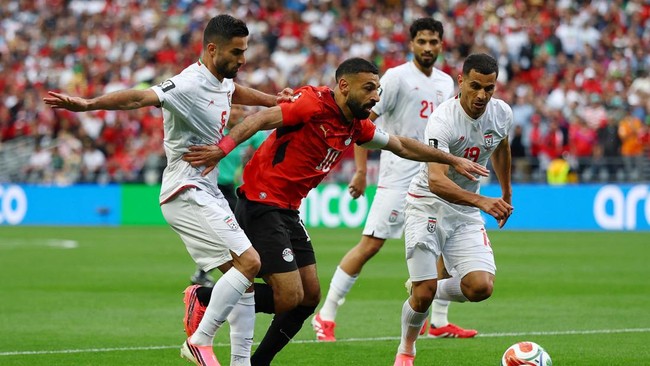 Soccer Football - FIFA World Cup 2026 - Group G - Egypt v Iran - Seattle Stadium, Seattle, Washington, U.S. - June 26, 2026 Iran's Milad Mohammadi and Iran's Ali Nemati in action with Egypt's Mohamed Salah REUTERS/Matthew Childs