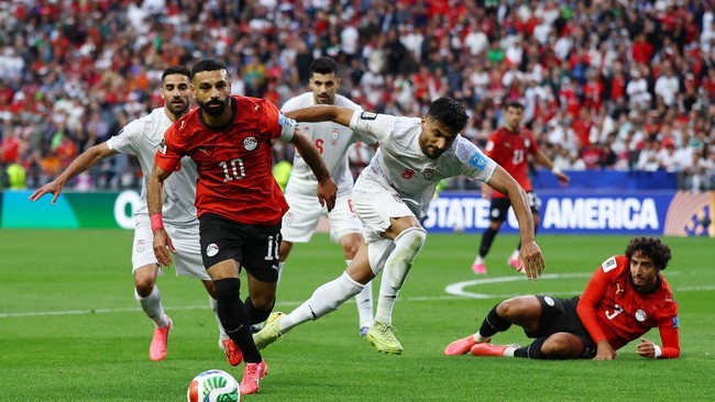 Soccer Football - FIFA World Cup 2026 - Group G - Egypt v Iran - Seattle Stadium, Seattle, Washington, U.S. - June 26, 2026 Egypt's Mohamed Salah in action with Iran's Mohammad Mohebbi REUTERS/Matthew Childs