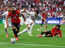 Soccer Football - FIFA World Cup 2026 - Group G - Egypt v Iran - Seattle Stadium, Seattle, Washington, U.S. - June 26, 2026 Egypt's Mohamed Salah in action with Iran's Mohammad Mohebbi REUTERS/Matthew Childs