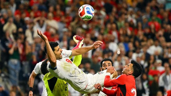 Soccer Football - FIFA World Cup 2026 - Group G - Egypt v Iran - Seattle Stadium, Seattle, Washington, U.S. - June 26, 2026 Iran's Mehdi Taremi in action with Egypt's Mostafa Shoubir and Zizo IMAGN IMAGES via Reuters/Steven Bisig