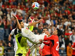 Soccer Football - FIFA World Cup 2026 - Group G - Egypt v Iran - Seattle Stadium, Seattle, Washington, U.S. - June 26, 2026 Iran's Mehdi Taremi in action with Egypt's Mostafa Shoubir and Zizo IMAGN IMAGES via Reuters/Steven Bisig