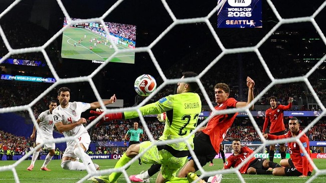 Soccer Football - FIFA World Cup 2026 - Group G - Egypt v Iran - Seattle Stadium, Seattle, Washington, U.S. - June 26, 2026 Iran's Shoja Khalilzadeh scores a goal past Egypt's Mostafa Shoubir that was later disallowed REUTERS/Matthew Childs     TPX I