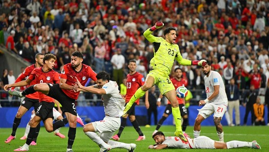 Soccer Football - FIFA World Cup 2026 - Group G - Egypt v Iran - Seattle Stadium, Seattle, Washington, U.S. - June 26, 2026 Iran's Saeid Ezatolahi in action with Egypt's Mostafa Shoubir IMAGN IMAGES via Reuters/Steven Bisig
