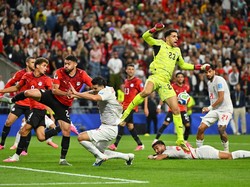 Soccer Football - FIFA World Cup 2026 - Group G - Egypt v Iran - Seattle Stadium, Seattle, Washington, U.S. - June 26, 2026 Iran's Saeid Ezatolahi in action with Egypt's Mostafa Shoubir IMAGN IMAGES via Reuters/Steven Bisig