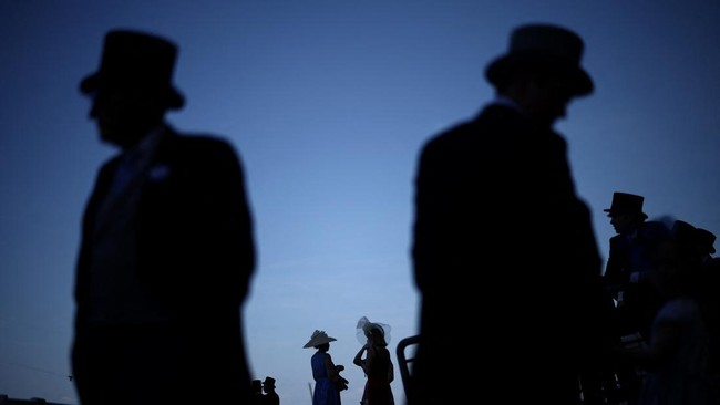 Racegoers attend the fourth day of the Royal Ascot horse racing meeting in Ascot, west of London, on June 19, 2026. (Photo by Henry NICHOLLS / AFP)