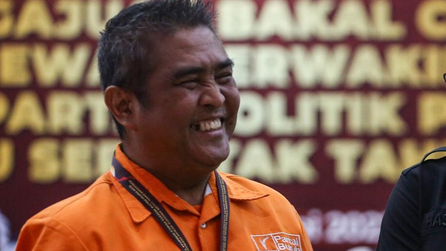 Sekjen Partai Buruh Ferri Nuzarli saat pengajuan berkas bakal calon legislatif (bacaleg) Pemilu 2024 di Kantor KPU, Jakarta, Minggu (14/5/2023).