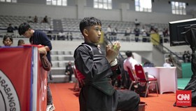 Di balik riuhnya pertandingan di arena Kejuaraan Pencak Silat CNN Indonesia 2026, ada pemandangan yang tak kalah menarik perhatian. Sejak pagi hingga petang, deretan orang tua tampak setia memenuhi tribun dan sudut-sudut lokasi pertandingan. Mereka d