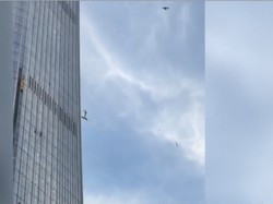Pesawat Kecil Tabrak Gedung Tertinggi di Beijing, Kaca Pecah-Puing Berjatuhan