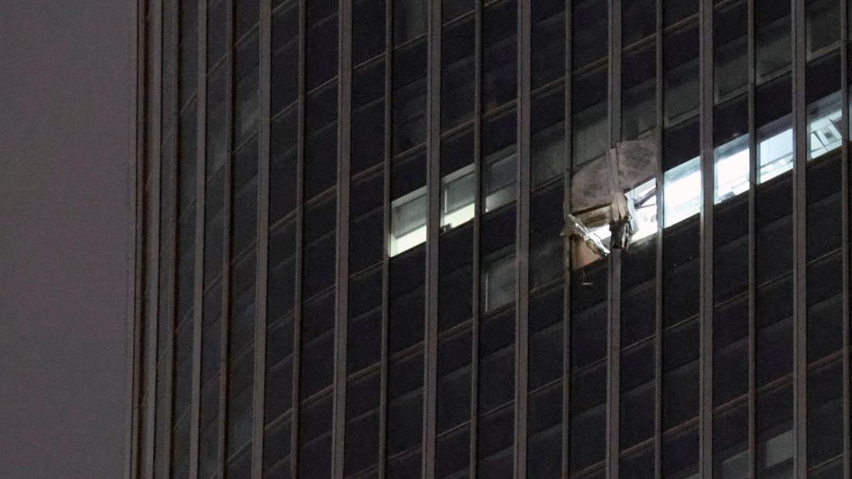 FOTO: Pesawat Hantam Gedung Pencakar Langit Tertinggi di Beijing