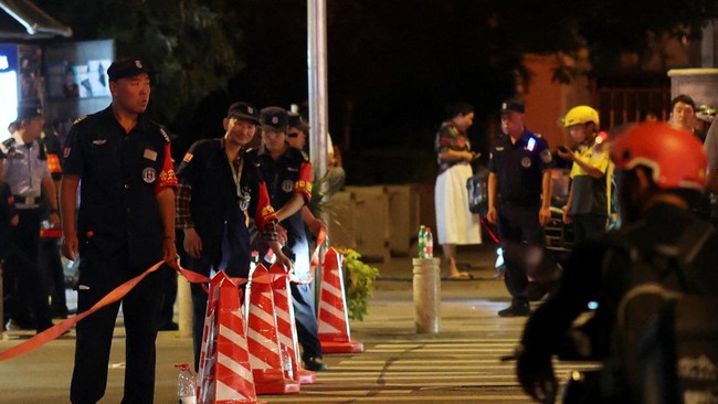 Security personnel keep watch by a cordon line on a road near CITIC Tower, also known as China Zun, in Beijing, China June 26, 2026. REUTERS/Maxim Shemetov