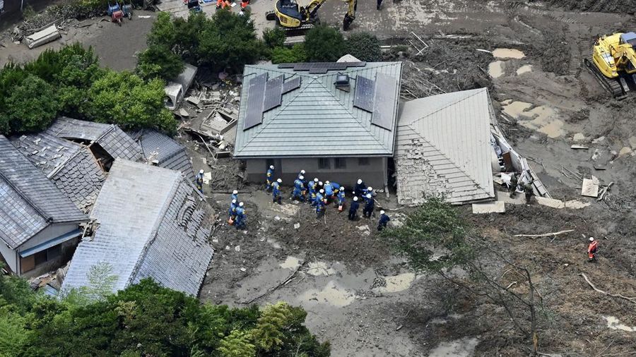 Petugas polisi dan tim penyelamat melakukan operasi pencarian dan pengamanan di sebuah rumah nan tertimbun tanah longsor akibat hujan lebat di Hirao, Prefektur Yamaguchi, Jepang, Sabtu (27/6/2026). (Kyodo/via REUTERS)