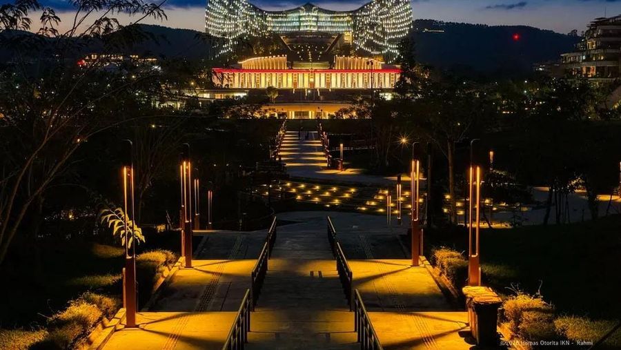 Plaza Seremoni Ibu Kota Nusantara sukses menorehkan prestasi di tingkat internasional dengan meraih penghargaan Honour Award pada arena Malaysia Landscape Architecture Awards (MLAA) 2026 untuk kategori Landscape Design Award (Professional Category).  (Dok. OIKN)