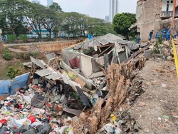 Retakan, Suara Gemeretak, Lalu Ambruk! Begini Detik-detik Rumah di Benhil Roboh