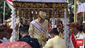 Presiden ke-7 RI, Joko Widodo (Jokowi) menerima gelar "Baginda Pemuka Bagsa" dalam prosesi adat Lampung yang berlangsung di Kedatun Keagungan di Jalan Sultan Haji, Kelurahan Sepang Jaya, Kecamatan Labuhan Ratu, Kota Bandar Lampung, Sabtu (27/6) pagi.
