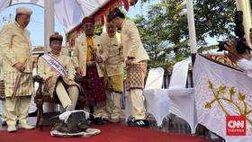 Presiden ke-7 RI, Joko Widodo (Jokowi) menerima gelar "Baginda Pemuka Bagsa" dalam prosesi adat Lampung yang berlangsung di Kedatun Keagungan di Jalan Sultan Haji, Kelurahan Sepang Jaya, Kecamatan Labuhan Ratu, Kota Bandar Lampung, Sabtu (27/6) pagi.