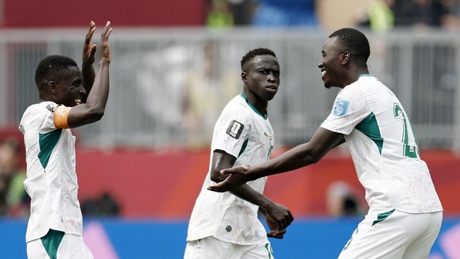 Soccer Football - FIFA World Cup 2026 - Group I - Senegal v Iraq - Toronto Stadium, Toronto, Canada - June 26, 2026 Senegal's Pape Gueye celebrates scoring their third goal with teammates REUTERS/Benoit Tessier