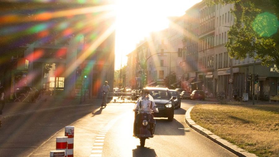 Seorang laki-laki mengendarai skuter di sepanjang jalan nan cerah di distrik Kreuzberg selama gelombang panas nan sedang berjalan di Berlin, Jerman, 26 Juni 2026. REUTERS/Axel (Schmidt)