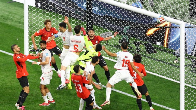 Soccer Football - FIFA World Cup 2026 - Group G - Egypt v Iran - Seattle Stadium, Seattle, Washington, U.S. - June 26, 2026 Iran's Saeid Ezatolahi, Mehdi Taremi and Ali Nemati in action as the ball hits the cross bar REUTERS/Lisi Niesner