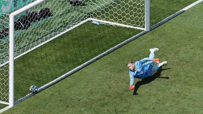 Soccer Football - FIFA World Cup 2026 - Group I - Norway v France - Boston Stadium, Foxborough, Massachusetts, U.S. - June 26, 2026 France's Ousmane Dembele scores their third goal to complete a hat-trick past Norway's Egil Selvik REUTERS/Jeenah Moon