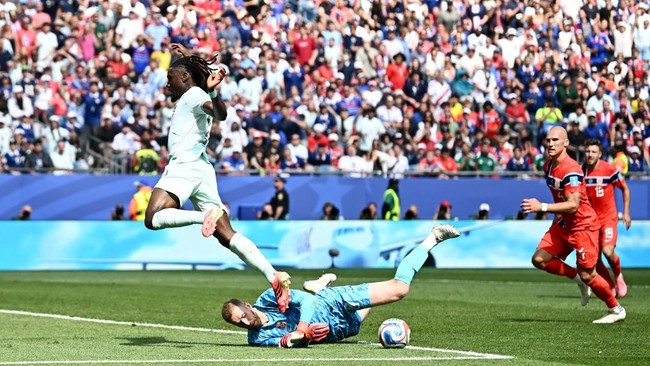 Soccer Football - FIFA World Cup 2026 - Group I - Norway v France - Boston Stadium, Foxborough, Massachusetts, U.S. - June 26, 2026 France's Manu Kone in action with Norway's Egil Selvik REUTERS/Dylan Martinez