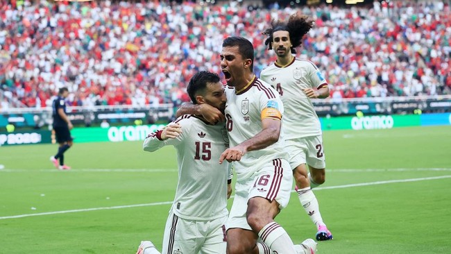 Soccer Football - FIFA World Cup 2026 - Group H - Uruguay v Spain - Estadio Guadalajara, Guadalajara, Mexico - June 26, 2026 Spain's Alex Baena celebrates scoring their first goal with Marc Cucurella and Rodri REUTERS/Eloisa Sanchez
