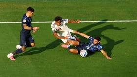 Soccer Football - FIFA World Cup 2026 - Group H - Uruguay v Spain - Estadio Guadalajara, Guadalajara, Mexico - June 26, 2026 Spain's Lamine Yamal in action with Uruguay's Juan Manuel Sanabria and Mathias Olivera REUTERS/Raquel Cunha     TPX IMAGES OF