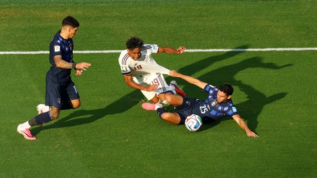 Soccer Football - FIFA World Cup 2026 - Group H - Uruguay v Spain - Estadio Guadalajara, Guadalajara, Mexico - June 26, 2026 Spain's Lamine Yamal in action with Uruguay's Juan Manuel Sanabria and Mathias Olivera REUTERS/Raquel Cunha     TPX IMAGES OF
