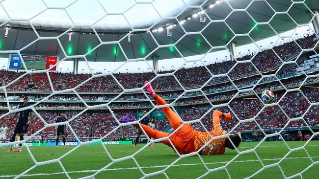 Soccer Football - FIFA World Cup 2026 - Group H - Uruguay v Spain - Estadio Guadalajara, Guadalajara, Mexico - June 26, 2026 Spain's Alex Baena scores their first goal past Uruguay's Fernando Muslera REUTERS/Eloisa Sanchez
