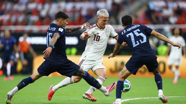 Soccer Football - FIFA World Cup 2026 - Group H - Uruguay v Spain - Estadio Guadalajara, Guadalajara, Mexico - June 26, 2026 Spain's Dani Olmo in action with Uruguay's Mathias Olivera and Juan Manuel Sanabria REUTERS/Daniel Becerril