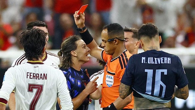 Soccer Football - FIFA World Cup 2026 - Group H - Uruguay v Spain - Estadio Guadalajara, Guadalajara, Mexico - June 26, 2026 Uruguay's Agustin Canobbio is shown a red card by referee Ismail Elfath REUTERS/Daniel Becerril     TPX IMAGES OF THE DAY