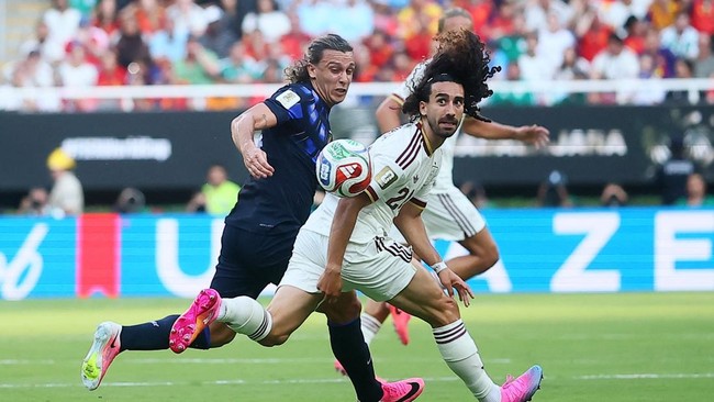 Soccer Football - FIFA World Cup 2026 - Group H - Uruguay v Spain - Estadio Guadalajara, Guadalajara, Mexico - June 26, 2026 Spain's Marc Cucurella in action with Uruguay's Agustin Canobbio REUTERS/Eloisa Sanchez