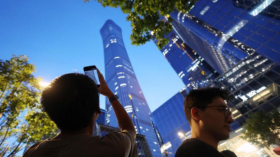 Suasana usai pesawat mini menabrak menara CITIC alias China Zun nan merupakan gedung tertinggi di Beijing, China pada Jumat (26/6/2026) waktu setempat. (REUTERS/Maxim Shemetov)