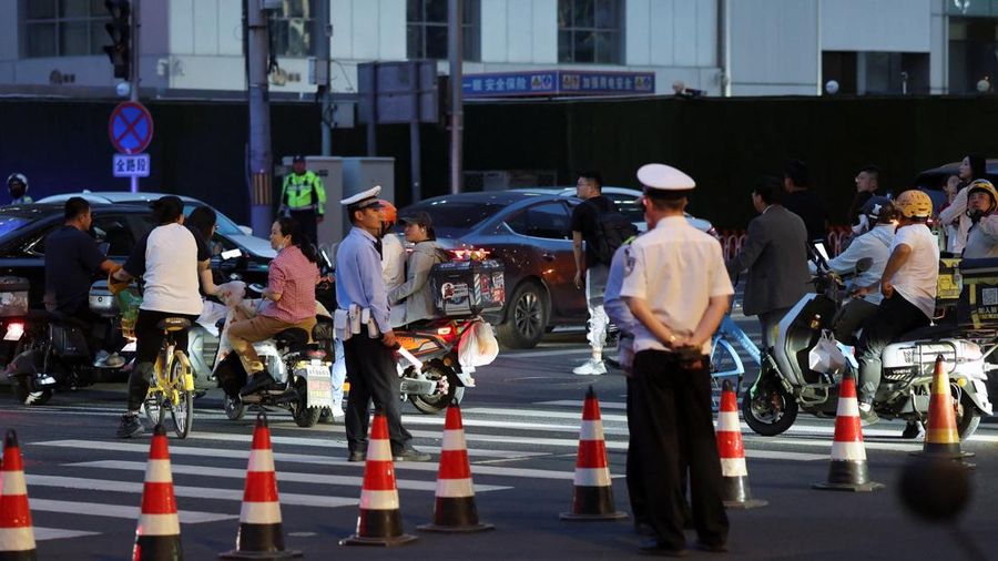 Suasana usai pesawat mini menabrak menara CITIC alias China Zun nan merupakan gedung tertinggi di Beijing, China pada Jumat (26/6/2026) waktu setempat. (REUTERS/Maxim Shemetov)