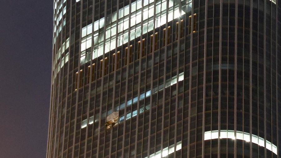 Suasana usai pesawat mini menabrak menara CITIC alias China Zun nan merupakan gedung tertinggi di Beijing, China pada Jumat (26/6/2026) waktu setempat. (REUTERS/Maxim Shemetov)