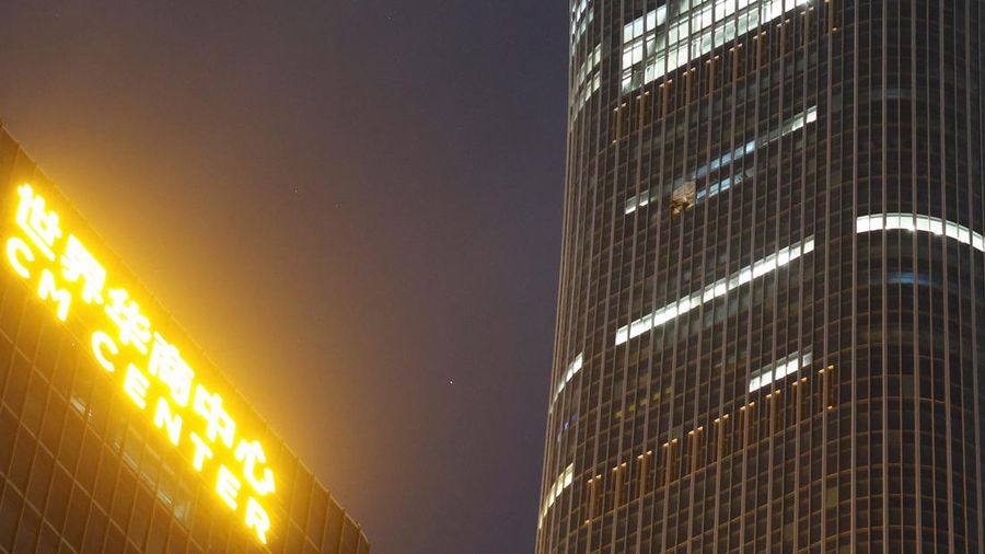 Suasana usai pesawat mini menabrak menara CITIC alias China Zun nan merupakan gedung tertinggi di Beijing, China pada Jumat (26/6/2026) waktu setempat. (REUTERS/Maxim Shemetov)