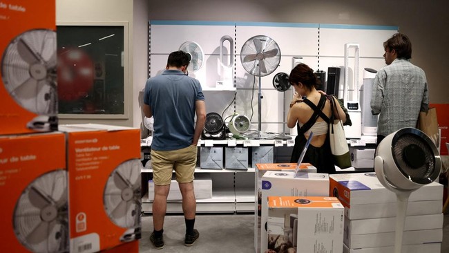 FILE PHOTO: File Photo: People browse fans and air conditioning units in a homeware store, amid a heatwave in Paris, France, May 28, 2026.