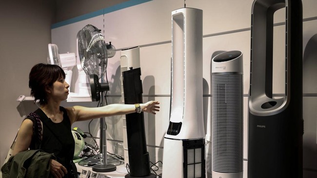 A person browses fans and air conditioning units in a homeware store, amid a heatwave in Paris, France, May 28, 2026. REUTERS/Tom Nicholson