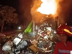Truk Muatan Paket Terbakar di Tol Salatiga
