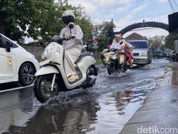 Banjir Rendam Pintu Masuk Desa Kamasan, Sampah di Drainase Jadi Biang Kerok