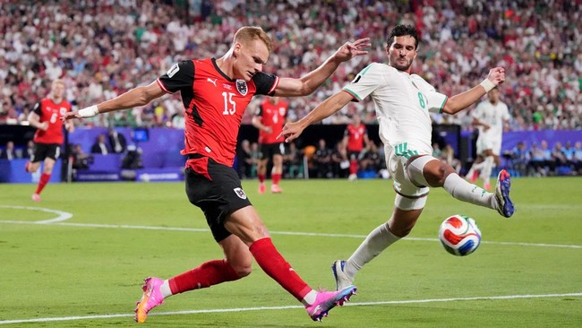 Soccer Football - FIFA World Cup 2026 - Group J - Algeria v Austria - Kansas City Stadium, Kansas City, Missouri, U.S. - June 27, 2026 Austria's Philipp Lienhart in action with Algeria's Houssem Aouar IMAGN IMAGES via Reuters/Denny Medley