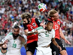 Soccer Football - FIFA World Cup 2026 - Group J - Algeria v Austria - Kansas City Stadium, Kansas City, Missouri, U.S. - June 27, 2026 Austria's Stefan Posch and Austria's Philipp Lienhart in action with Algeria's Rafik Belghali and Nabil Bentaleb RE