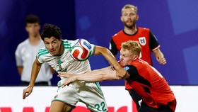 Soccer Football - FIFA World Cup 2026 - Group J - Algeria v Austria - Kansas City Stadium, Kansas City, Missouri, U.S. - June 27, 2026 Algeria's Ibrahim Maza in action with Austria's Nicolas Seiwald REUTERS/Phil Noble